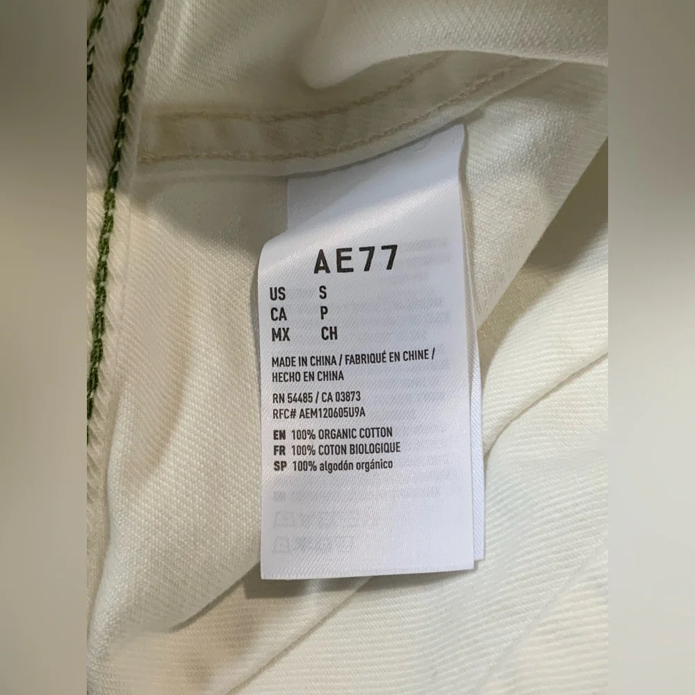 The American Eagle AE77 Women’s Classic White Distressed Denim Jacket, Size S - Picture 6 of 6
